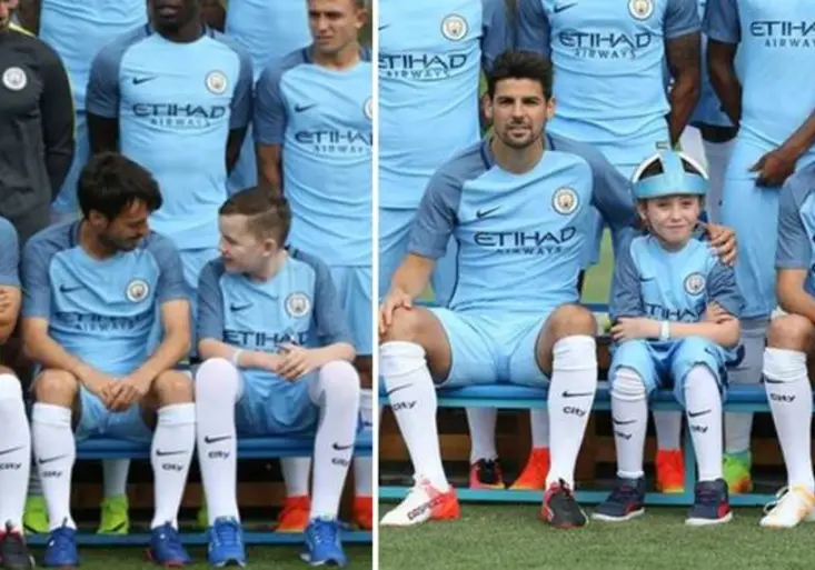 Krásné gesto hráčů City! Na týmové foto si pozvali vážně nemocné malé fanoušky