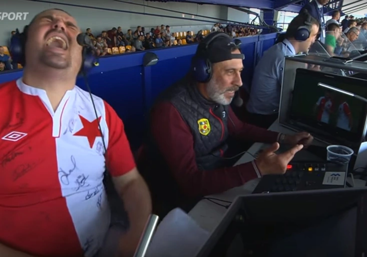 „Zdendo, tak dneska naposledy!“ Nejlepší hlášky komentátorů z derby. Jaký dárek dostal slávista Novotný?