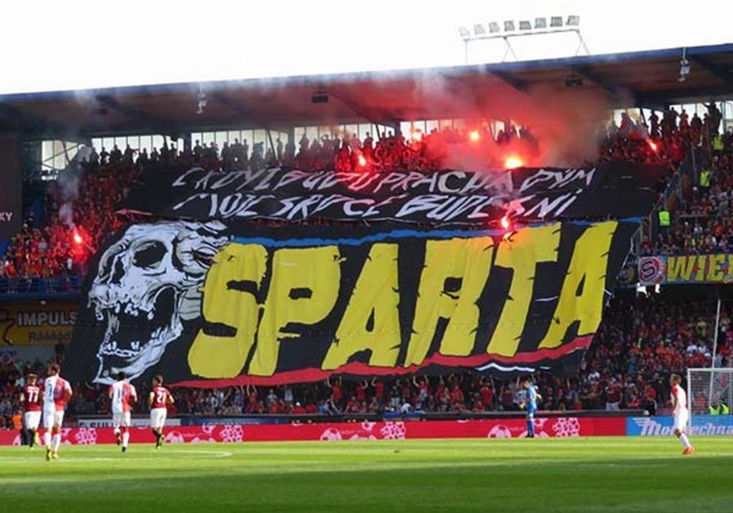 VIDEO: Fanouškovské derby: Slávisté se řezali s ochrankou. Sparťanské choreo strach nenahnalo