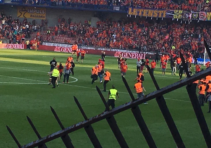 Černá kaňka derby! Jak sparťanští fans na konci vtrhli na hřiště?