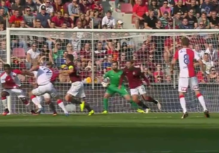 Sparta se Slavií hraje v poločase 0:0. Koubek chytil Mešanovičovi penaltu!