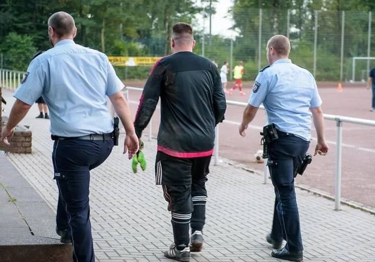 Neskutečné! Brankář pustil 43 gólů, pak si pro něj přišla policie