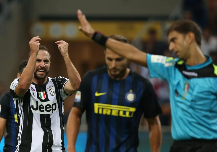 Senzační obrat Interu v derby s Juventusem. Zachránil trenéra De Boera?