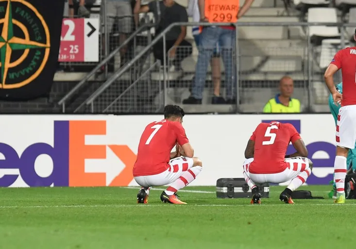 Chvíle hrůzy při zápasu Evropské ligy. Fotbalista dal gól a upadl do bezvědomí!