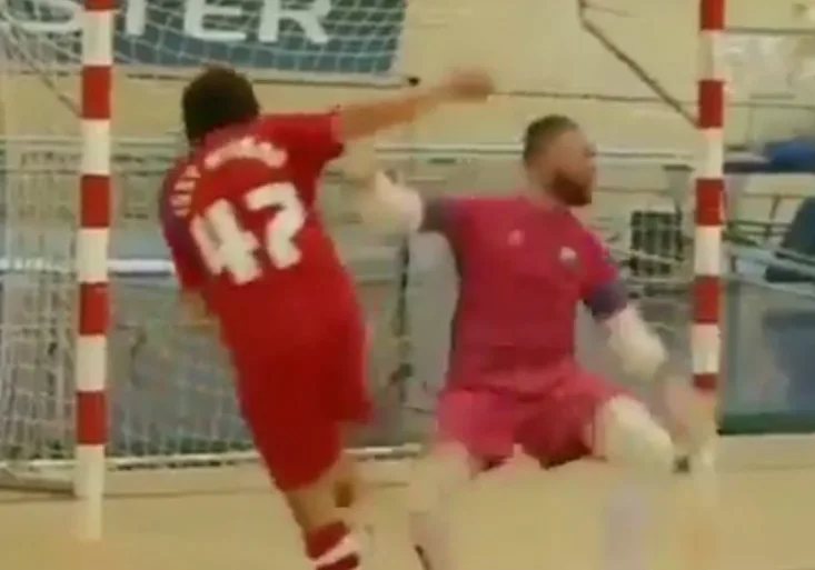 VIDEO: Jak udělat z brankáře troubu? Issy mu zamotal hlavu tak, že se točí ještě teď!