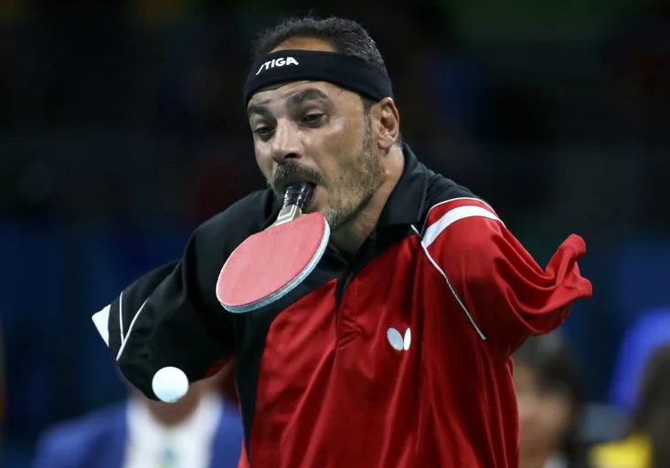 Neuvěřitelné odhodlání! Egypťan hraje stolní tenis na paralympiádě jako jediný bez rukou!