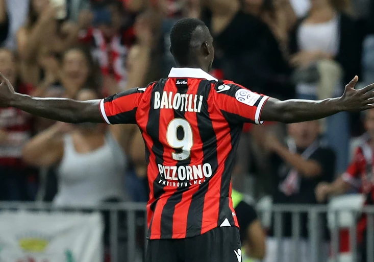To nevymyslíš! SuperMario Balotelli nakoupil spoluhráčům trika, pak dal 2 góly při debutu!