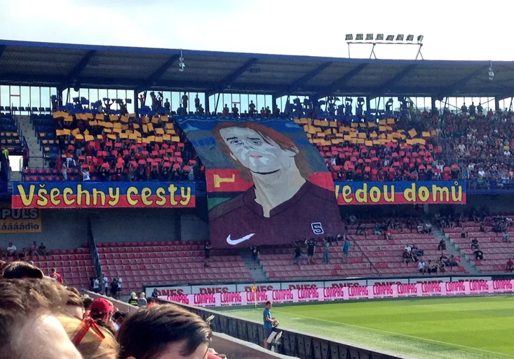 Bouře při nástupu i parádní choreo! Jak přivítali ROSICKÉHO na Spartě?