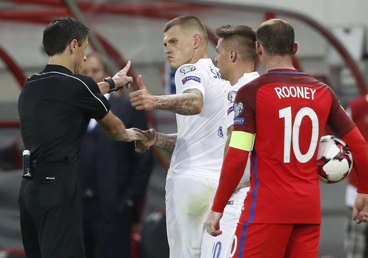 Škrtel znovu uletěl, odnesl to Kane! Co si o jeho nechutném zákroku myslí v Anglii?