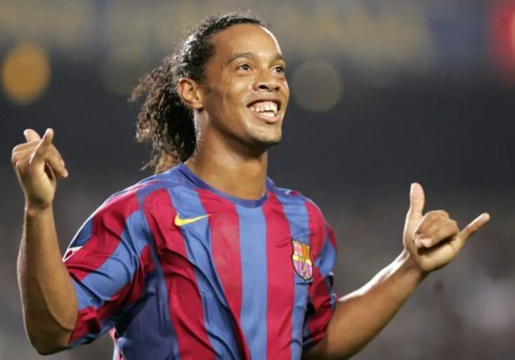Ronaldinho je zpátky! Podepsal kontrakt s FC Barcelona