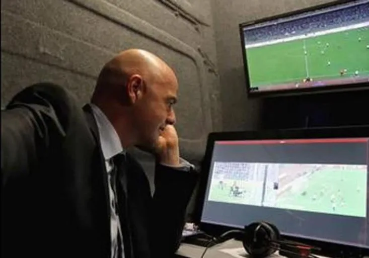 Historický moment ve fotbale! Rozhodčí se o penaltě radili u videa