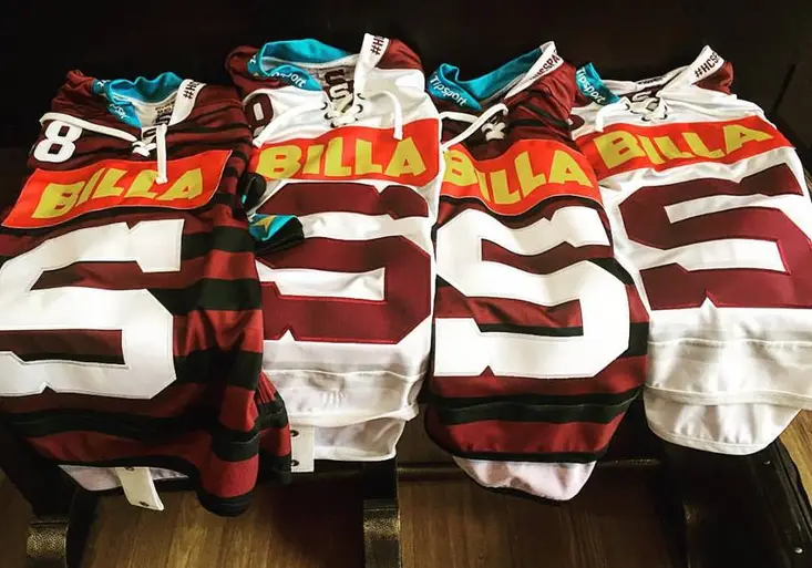Hokejová Sparta představila nového sponzora a dresy na sezonu. Jaké jsou reakce fanoušků?