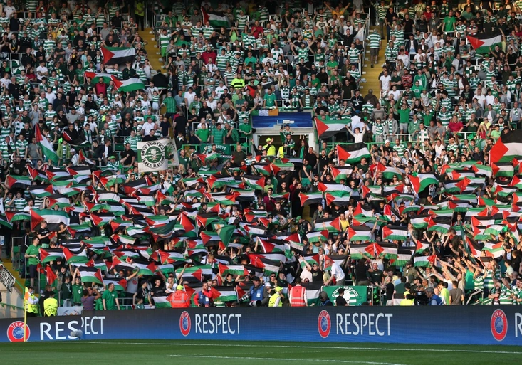 Trest pro Celtic za palestinské vlajky? Na pokutu se skládají fanoušci