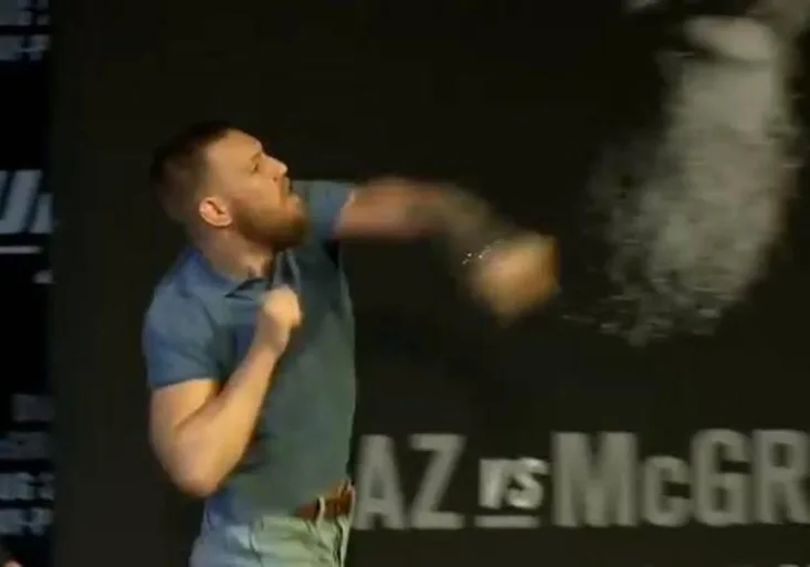 UFC 202: Velká divočina na tiskovce. Proč po sobě McGregor a Diaz házeli lahve?