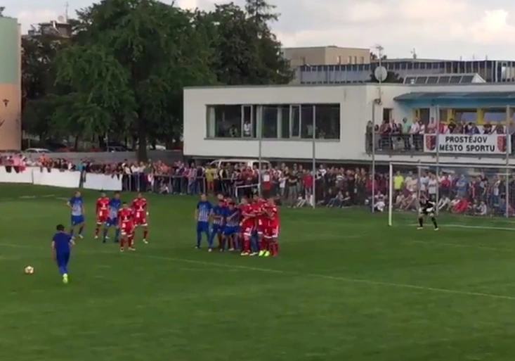 VIDEO: Tak ten to vymetl! Exkluzivnímu přímáku zatleskal i pokořený brankář!
