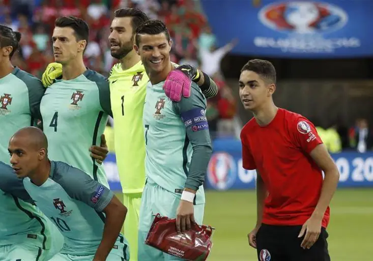 Selfíčko s Cristianem Ronaldem? Fanoušci už nemusejí vtrhnout na hřiště