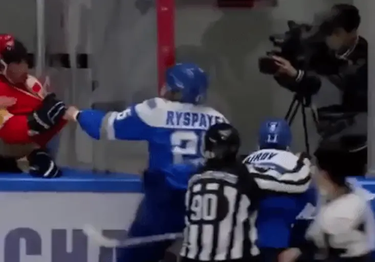 Šílenci z KHL! Kazach napadl čtyři soupeře, rvali se i trenéři