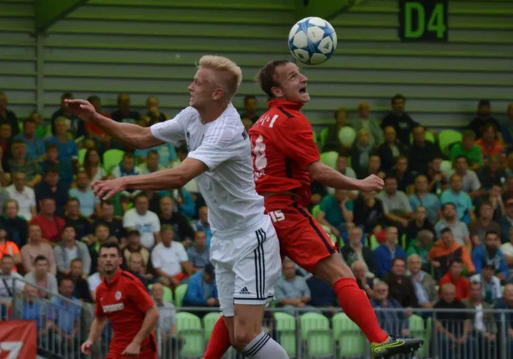 Slovácko předvedlo proti Dukle strhující finiš, první bod má také Karviná. Jablonec je 100%