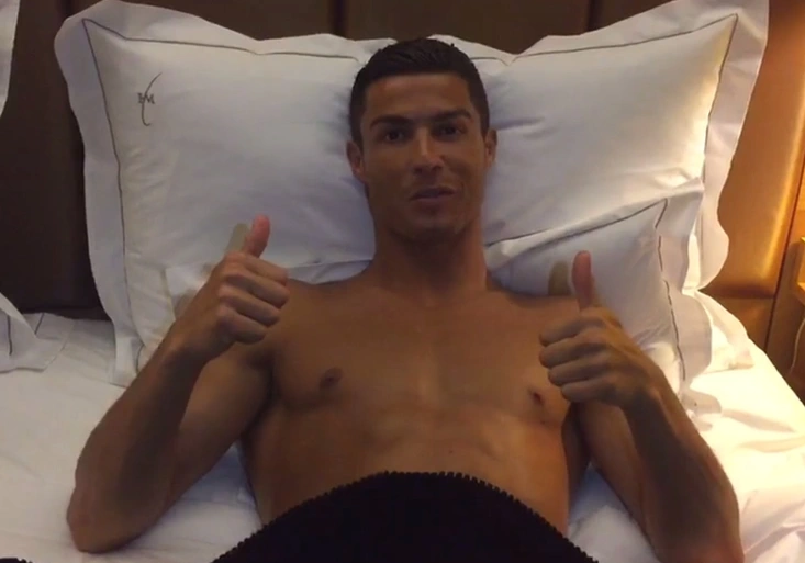 S Ronaldem v posteli! Fanynky šílí z jeho nejnovější reklamy!
