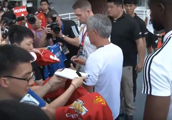 Chelsea neberu! Proč se Mourinho odmítl podepsat čínskému fanouškovi?