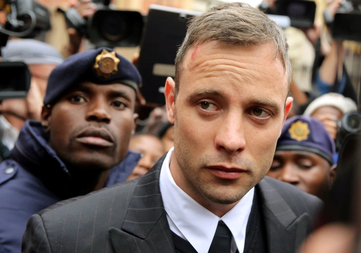 Pistorius byl za vraždu odsouzen k 6 letům vězení. Lidé jsou pobouřeni. Jak reagují na sítích?