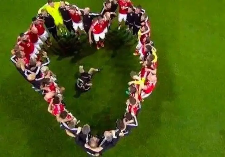 Draci slaví historický úspěch! Jak to rozjel fotograf v kruhu fotbalistů Walesu?