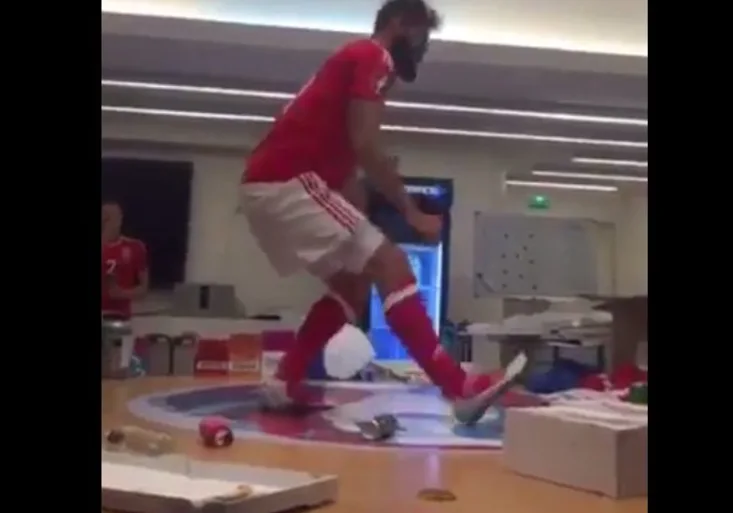 Fenomén Ledley! Velšan na Euru ničí fanoušky i spoluhráče tanečními kreacemi