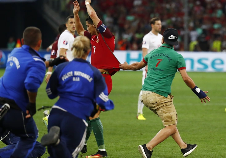 To byl manévr! Jak Cristiano Ronaldo unikl poblázněnému fanouškovi?