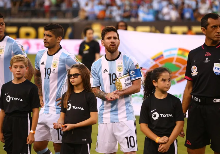 Messi, neopouštěj nás! Prosí ho i prezident a v Buenos Aires mu postavili sochu!