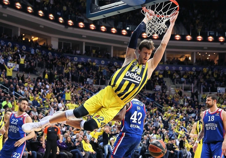 Veselý znovu usiluje s Fenerbahce o titul v Eurolize. Uspěje?