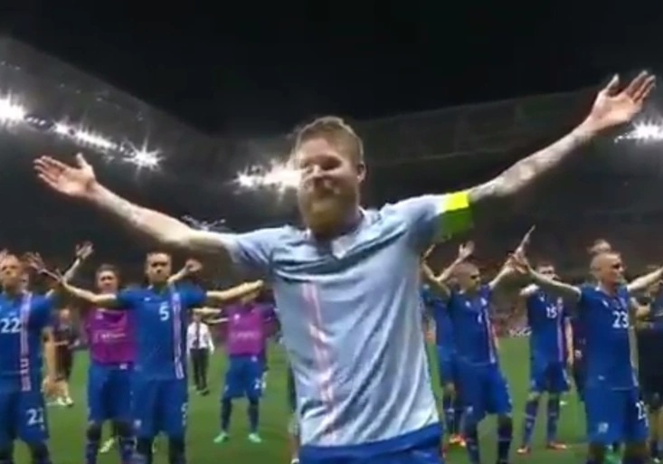 VIDEO: Mrazivá vikingská oslava a šílený komentátor! Island dokonale zesměšnil Anglii!