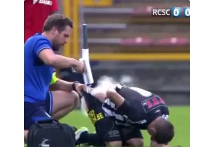 VIDEO: „Doktore, pomoc!“ volal fotbalista. Došlo na nejbizarnější ošetření všech dob!