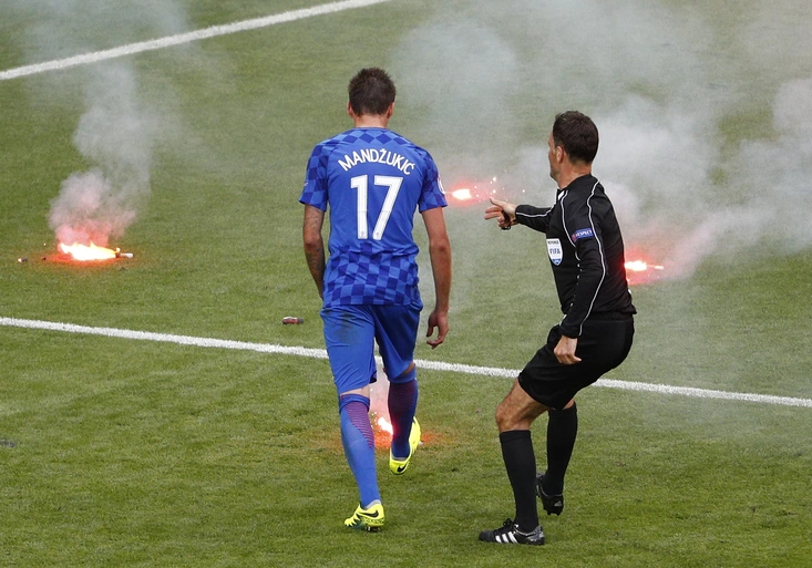 VIDEO: Šílenci z Chorvatska! Málem přizabili pořadatele! Rakitič se bojí diskvalifikace!