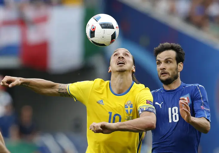Italové slaví postup! Jak spoutali Zlatana? A co švédský borec zahodil?