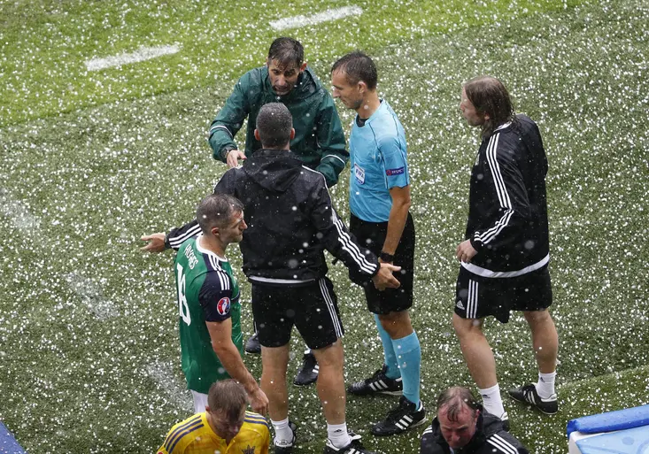 VIDEO: Neskutečné! Královec musel zahlásit stop! Co přerušilo duel na Euru?