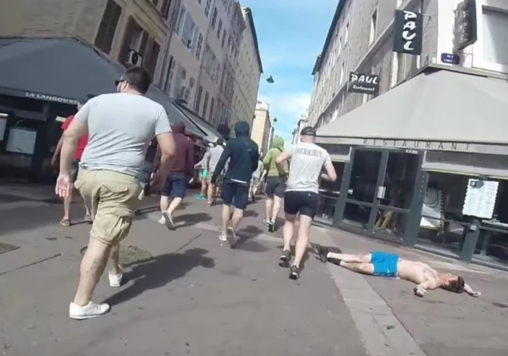 Zvrácená zábava. Ruský chuligán mlátil Angličany, všechno si natáčel na video