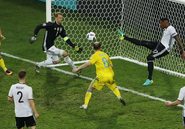 Německo přežilo s Ukrajinou krizové chvíle. Jak Neuerovi pomáhal Boateng?