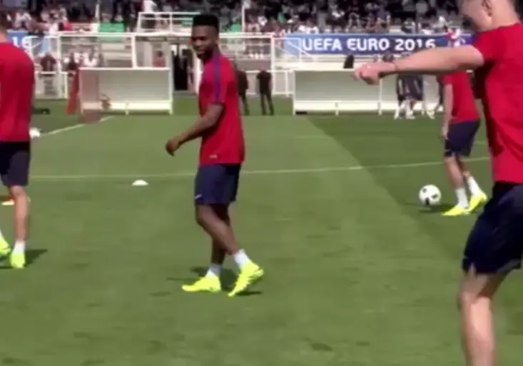 Joe Hart umí i nohama! Komu akrobatickou rabonou nasadil jesličky?