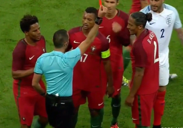 VIDEO: Karate za červenou! Podívejte, jak Portugalec málem připravil Kanea o Euro!