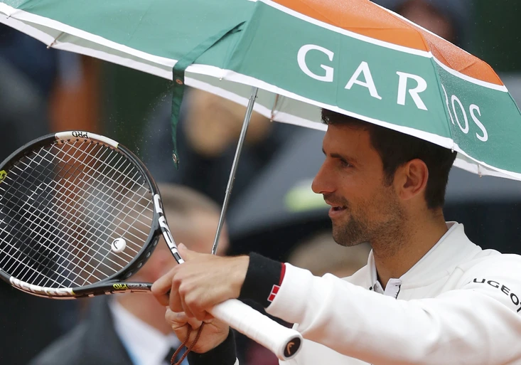 Vyhlášený bavič nezklamal. Jak Novak Djokovič rozveselil uplakané French Open?