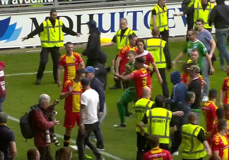 VIDEO: Fanoušci neunesli SESTUP! Došlo na pěsti přímo na trávníku!