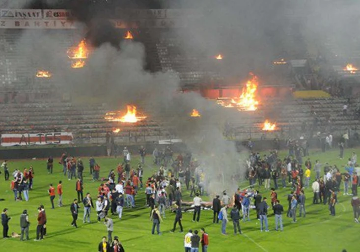 Fotbalová apokalypsa! Klub nezvládl záchranu, jeho fanoušci zapálili stadion