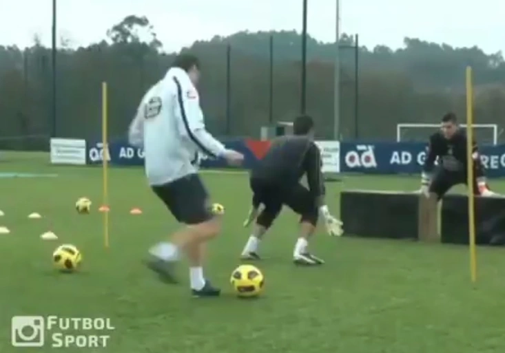 Těžko na cvičišti... Jak bizarně občas trénují fotbaloví brankáři?