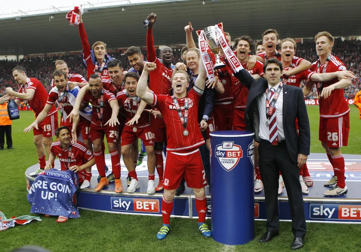 Kalas míří do Premier League. Boro pohltily oslavy. Neuvěříte, co točí v jedné z tamních hospod!