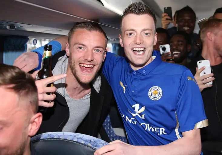 Pošťák Vardy, bubeník Ranieri a Star Wars. Tyhle vtipy obletěly fotbalový svět!