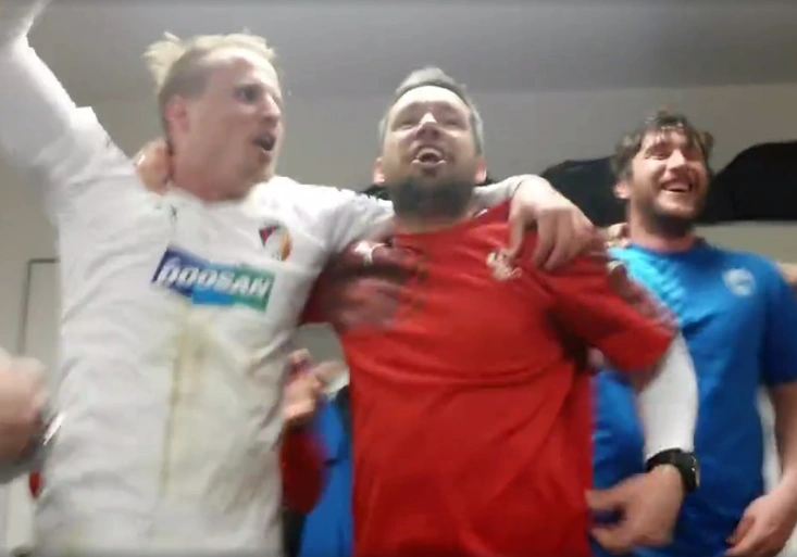 VIDEO: Pivo, vodka, becherovka.... Jak slavili Plzeňáci v kabině výhru na Spartě?