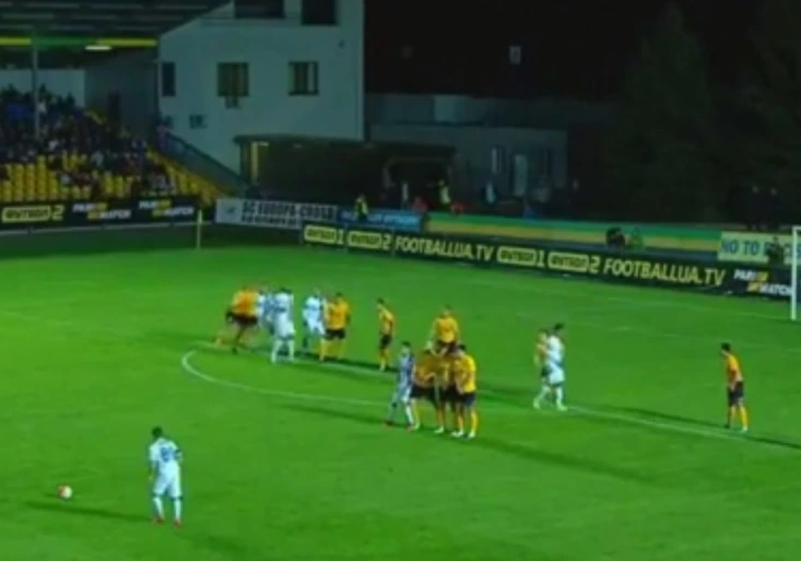 Vyberte nejkrásnější GÓL VÍKENDU: Roberto Carlos z Ukrajiny, nebo gól kola Synot ligy?