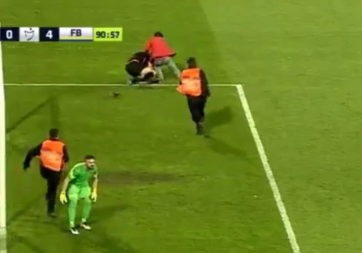 VIDEO: Šílené! Fanoušek v Turecku brutálně napadl rozhodčího!