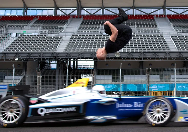 Nejšílenější kaskadérský kousek všech dob? Salto vzad, poslepu, přes rozjetou formuli!