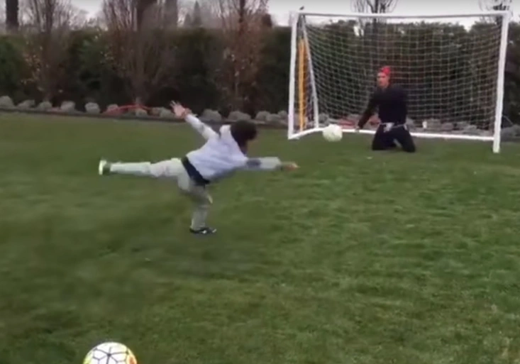 Cristiano Ronaldo trénuje svého následovníka! Bude jednou junior kopat penalty jako táta?